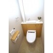 また、タンク内蔵のトイレを使用したことでスッキリとしたデザインのオシャレで広々としたトイレの空間を確保出来ました。