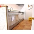 キッチン床はテラコッタタイルで、純白なキッチンとのコントラストが映えます。