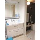 洗面化粧台はLIXIL INAXの「ピアラ」スクエアデザインがシンプルでスタイリッシュ。フルスライドの収納部は大容量で便利です。