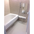 お風呂はトクラスの「ヴィタール」。お手入れしやすい人造大理石の浴槽が標準仕様のシステムバスです。
浴槽のまたぎ部分も低く、床は冷えにくく弾力性のある素材でバリアフリーにも最適なお風呂です。