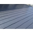 屋根はクールタイトSiで塗装。太陽光線の中で、放射熱エネルギーの強い近赤外領域を反射する遮熱塗料です。