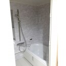 バスルームはLIXILのリノビオV、Fタイプ1216サイズ。
リノビオVシリーズは、LIXILの人気システムバスで、常に最先端の技術が取り入れられたバスルームです。
特に、バスルームを綺麗に保つ仕組みを多く取り入れられていて、防汚クリアを施した人造大理石浴槽「キレイ浴槽」や、皮脂汚れの付きにくい「キレイサーモフロア」、排水時のうずの力で排水口を綺麗にする「くるりんポイ排水口」、キレイドアなど、上げたらキリが無い位に「キレイ」にこだわったシステムバスルームです。