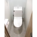 LIXILのアメージュZシャワートイレは、シャワートイレ一体型のシンプルながらもクールなデザインのトイレです。
既存の物よりも一回りスリムなトイレなので、同じトイレ空間でも広く感じます。
全体的に暖色系から白ベースの空間にした事で、清潔感のあるトイレになりました。