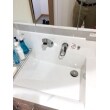 水栓まわりが壁付けになっているので、水が溜まらず掃除しやすい洗面化粧台。
鏡は三面鏡全収納タイプです。
