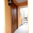 玄関ドアをYKKapのリフォームドア「ヴェナートRD」に交換。ヴェナートRDは断熱仕様の玄関ドアで、防犯性能も高く、回りの壁を壊す事無く交換出来る優れたドアです。
