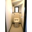 1階のトイレはLIXILの「アメージュZシャワートイレ」。タンクとシャワートイレが一体になったトイレです。
シャワートイレ部に操作パネルが無いので、スッキリとします。
クッションフロアを白系にしたので、明るく清潔感のある空間となりました。