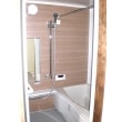 カウンター一体型の水栓や、メタル調のシャワーなど、高級感のあるシステムバスルームのプランです。
木目の壁パネルが「自然素材風の仕上り」にマッチしています。