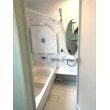 浴室はTOTOのシステムバスルーム「サザナ」1616サイズ。
魔法瓶浴槽、ほっカラリ床などの嬉しい機能はもちろん、大量の空気を含んだ水で浴び心地は良いのに節水できる「エアインシャワー」、浴槽の形状によって節水効果もある「ラウンド浴槽」など、エコロジーなシステムバスルームです。