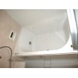 アーチライン浴槽は、左右非対称の特徴的なデザインで、1216サイズのシステムバスルームでもゆったりリラックスして入れる形の浴槽です。
