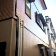 1階の側面と背面はコンクリートなので、日本ペイントの「オーデフレッシュSiIII」で塗装。高耐久のシリコン系の塗料です。