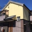 おしゃれなデザインのお住まい、1階は日本ペイントの「UVプロテクトクリヤー」にて、サイディングの艶復活と保護を。
2階のサイディングと屋根を日進産業の「断熱セラミック塗料 ガイナ」で塗装しました。