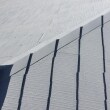 屋根は断熱セラミック塗料のガイナを、中塗り・上塗りと塗装していきます。
ガイナの特殊セラミックビーズによる断熱性能と、遮熱性能を上げる白系の色で屋根からの熱の侵入を防ぎます。