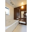 ホワイトとウッド調を組み合わせた浴室パネルは人造大理石の浴槽の白を際立たせ、いつでも美しく、高級感を感じさせます。見た目だけでなく、使いやすさ、お掃除のしやすさも考えられています。