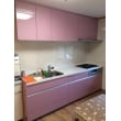 気分が楽しくなるピンクのキッチンです。収納も多く、すっきりとした空間が生まれ、お掃除も楽々です。そして窓を設けたことにより、空間がより広く見えるようになりました。
