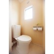 壁に消臭・調湿効果を期待できるダイヤトーマスを採用したトイレ。
淡いオレンジカラーで落ち着ける空間を演出。
TOTOピュアレストQR。