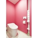 ビビッドなピンクを取り入れたトイレ。
壁にはペーパーストックも造作