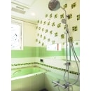 浴室付近の漏水をきっかけに浴室のリフォームをお考えに。さわやかで明るいグリーンのモザイクタイルと大型のシャワーヘッドを採用。
