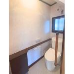 空間を利用した収納カウンターでスッキリお洒落なトイレへ