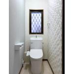 透明感と清潔感のあるトイレ空間に一新