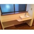 スペースを広く使えるワイドカウンターの洗面台。
室内に溶け込むように木目調のデザインを採用。