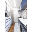 キッチンの交換に合わせて天井や壁のクロス、キッチンパネル、フローリングも一新。白を基調とした空間に、お客様がお好きだというネイビーが映えるキッチンとなりました。
