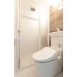 お風呂と洗面、トイレが１つの空間にある３点ユニットを撤去し、シャワーブースとトイレがセパレートで設置できるシャワー＆トイレユニットを設置しました。