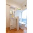 テラコッタタイルと白い壁が南欧の雰囲気を漂わせる洗面室です。洗面の設備はシンプルで使い易いものを選びました。