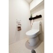リビングの隣りに位置するトイレは、リビング側の壁を少し後退させることでこれまでより広い空間に。床には汚れが目立ちにくいモザイクタイル調のフロアタイルを採用しました。