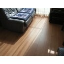 新しい床材はノンワックスで木目が綺麗です。