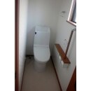 １，２階トイレを一体型トイレに交換しました。
手摺付紙巻器を採用し、使い勝手が良いトイレ空間です。