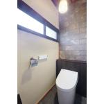 内装にこだわったかっこいいトイレ