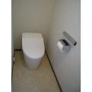 トイレはTOTOネオレスト(4.8L)です。壁と天井には珪藻土を塗りました。