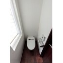 トイレはTOTOの『ネオレスト』を採用しました。床はウォールナット、壁と天井はスイス漆喰塗りの自然素材仕様です。