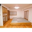 リビングの一角には小上がり畳を造作。市松模様に敷き詰めた琉球畳が和モダンな雰囲気を演出。