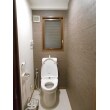 トイレ／リクシル『アメージュZ』　シャワートイレ付き
内装もリニューアルして、木目柄のアクセントクロスで落ち着いた空間に仕上げました。