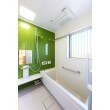 浴室はユニットバスに交換し、TOTOの『サザナ』1616サイズを採用しました。魔法瓶浴槽でお湯が冷めにくく、ほっカラリ床が程良く柔らかく、温かいのが特徴です。