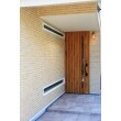 YKKAPの玄関ドア「ヴェナート」。まるで本物の木製ドアのようですが、木調のアルミ製なのでメンテナンスはいりません。