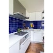 タイルが、キッチンのホワイトと対称的な鮮やかな青色で、印象的な空間になりました。