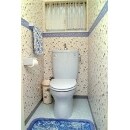 トイレは可憐なブルーの花柄で統一。壁のボーダーがアクセント。
