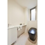 モノトーンのモダン空間でシンプルに暮らす　トイレ