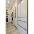 背面収納と冷蔵庫。正面の棚は玄関側にも同様の棚を設けて、有効にスペース活用。