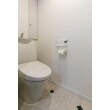 床材のアクセントタイル調のクッションフロアが引き立つ明るいトイレ空間