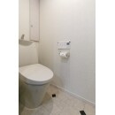 床材のアクセントタイル調のクッションフロアが引き立つ明るいトイレ空間
