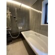 浴室をタカラスタンダードのプレデンシアへリフォーム。鋳物ホーロー浴槽にしかない、滑らかな肌触りと重厚感がバスルームで過ごす時間を極上のくつろぎ空間にしてくれます。