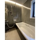 浴室をタカラスタンダードのプレデンシアへリフォーム。鋳物ホーロー浴槽にしかない、滑らかな肌触りと重厚感がバスルームで過ごす時間を極上のくつろぎ空間にしてくれます。