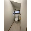 戸建てのトイレをTOTOのピュアレストQRへリフォームしました。内装も一新し、お施主様支給のタオル掛けとペーパーホルダーが似合う空間に大変喜ばれていました。