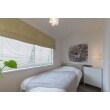 和室と広縁を洋室に変え一部を寝室に。お気に入りの絵画風エコカラットを設えたシンプルモダンな空間。