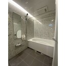 タカラスタンダードの伸びの美浴室へリフォーム。鋳物ホーロー浴槽とテラゾーホワイトのパネルが、洗練されたホテルライクな浴室空間を演出してくれます。