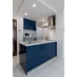 藍色のキッチンと、背面に貼った名古屋モザイクのツヤ感のあるタイルが上品な空間を演出。