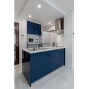 藍色のキッチンと、背面に貼った名古屋モザイクのツヤ感のあるタイルが上品な空間を演出。